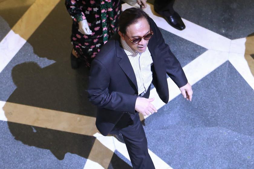 Datuk Seri Anwar Ibrahim arrive for the hearing of the governmentu00e2u20acu2122s appeal against Anwaru00e2u20acu2122s acquittal in the Sodomy II case at the Court of Appeal Putrajaya September 17, 2013. u00e2u20acu201d Picture by Choo Choy May