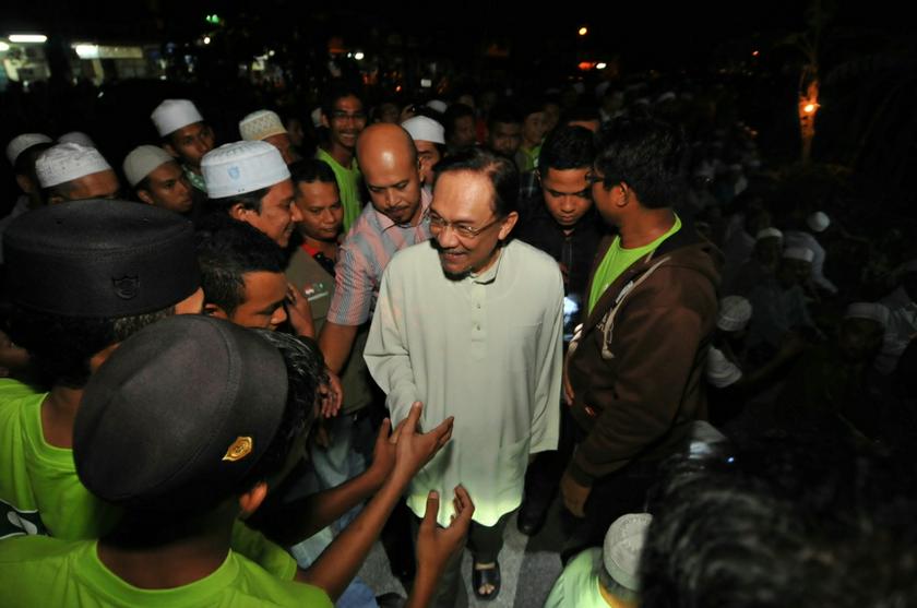 Opposition leader Datuk Seri Anwar Ibrahim meeting voters at Dulang Besar, Sungai Limau, November 1, 2013. u00e2u20acu201du00c2u00a0Picture by K.E. Ooinn