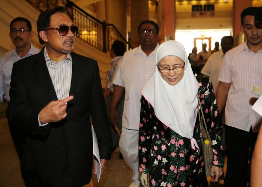 Datuk Seri Anwar Ibrahim and wife Datuk Seri Wan Azizah leaving the court after The Court of Appeal recused one of the three judges presiding over the governmentu00e2u20acu2122s appeal against Anwaru00e2u20acu2122s acquittal in his second sodomy trial, September 17, 2013. u00e2u20acu201d Pi