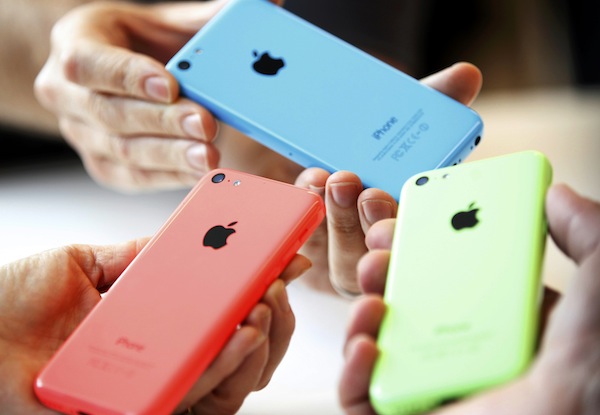 People check out several versions of the new iPhone 5C after Apple Incu00e2u20acu2122s media event in Cupertino, California September 10, 2013. u00e2u20acu201d Reuters pic