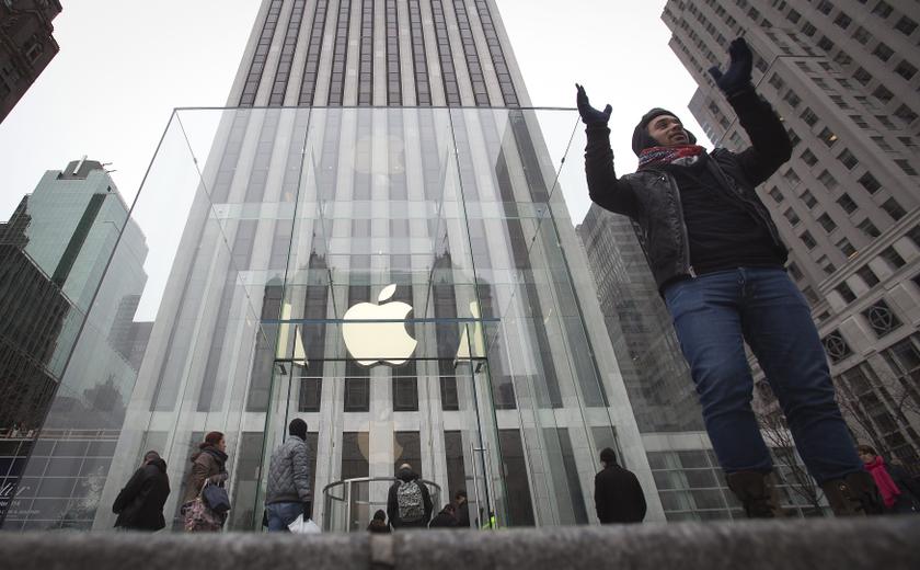 A man poses for a photo in front of the Apple Store on 5th Avenue in New York, December 26, 2013. u00e2u20acu201d Reuters pic