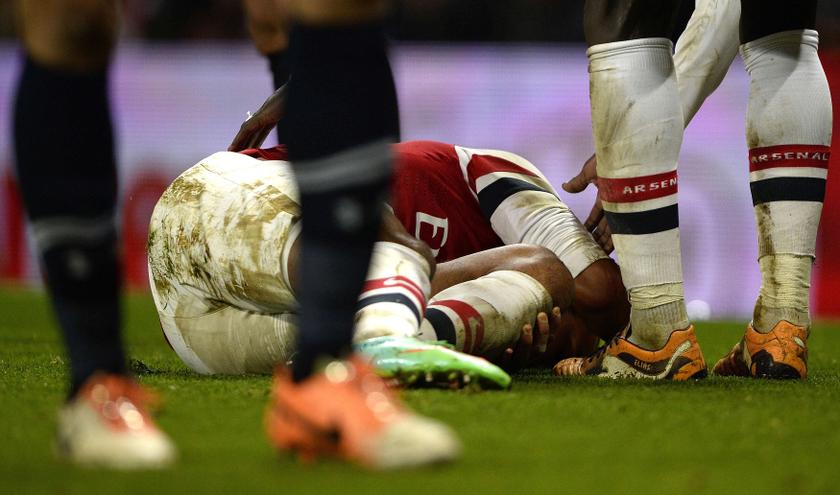 Arsenal's Theo Walcott holds his knee in agony as he is injured during their English FA Cup match against Tottenham Hotspur at the Emirates stadium in London, January 4, 2014. u00e2u20acu201d Reuters pic