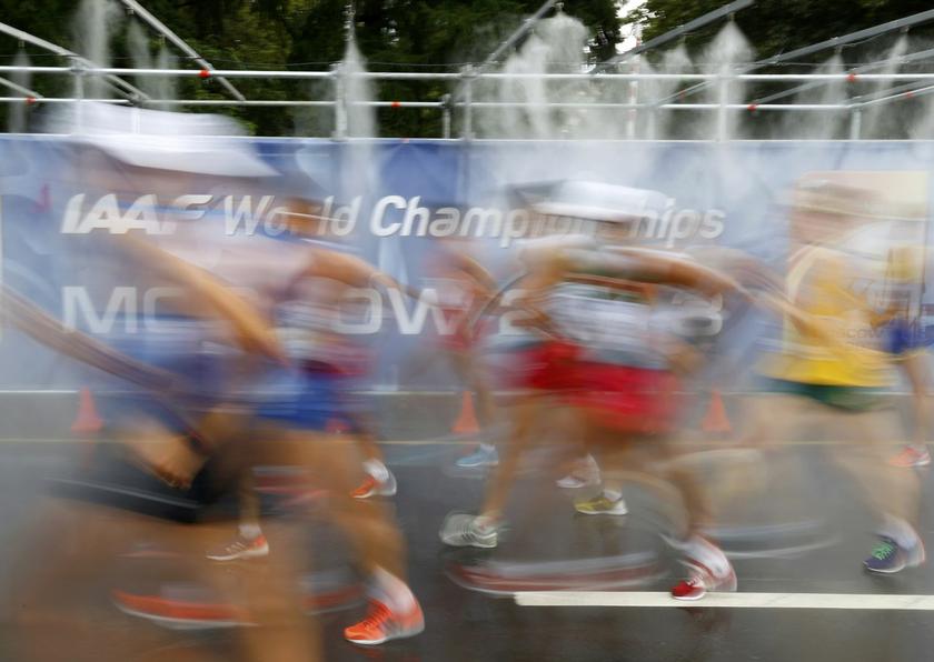 Competitors go through the cooling mist in the men's 50 km race walk final during the IAAF World Athletics Championships in Moscow August 14, 2013