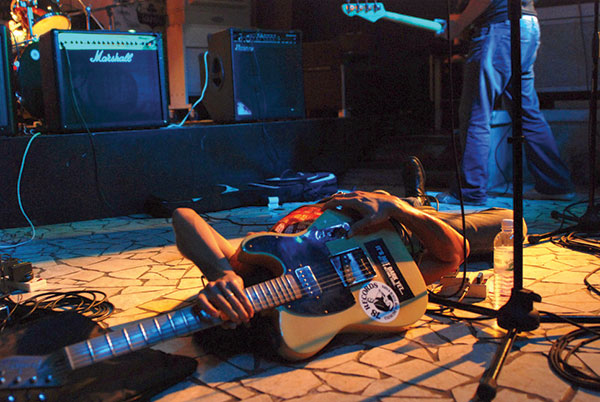 Azmyl doing his ritual of floor rolling at the end of his set at Laundry Bar, 2009 – Picture by Daniel Radzmi