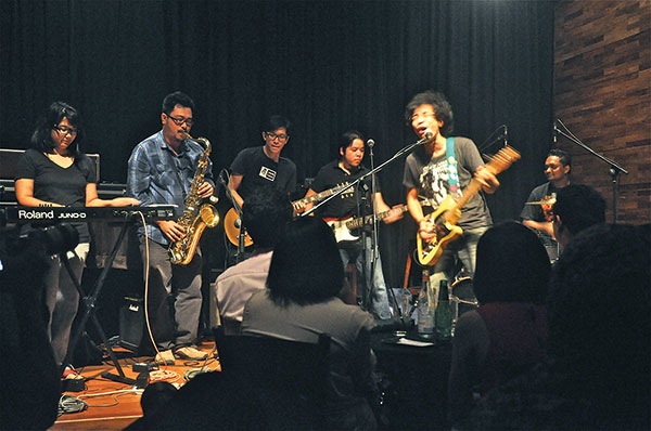 Azmyl Yunor & the Sigarettes performing live at No Black Tie, March 2012 – Picture by Jehan