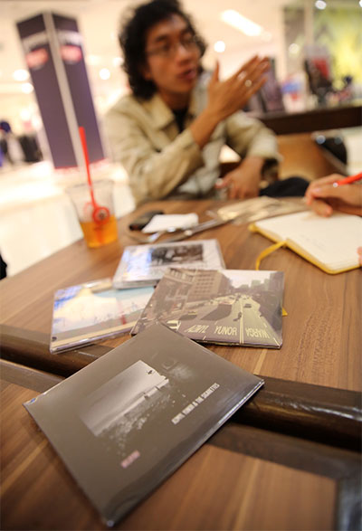 Azmyl’s recent works and collective CDs produced by Troubadours – Picture by Choo Choy May