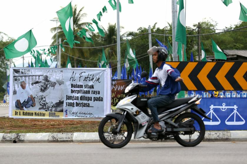 A banner honouring the late Kuala Besut assemblyman Dr A. Rahman Mokhtar is seen at a roundabout in Kampung Lampu on July 15, 2013. u00e2u20acu201d Picture by Saw Siow Feng