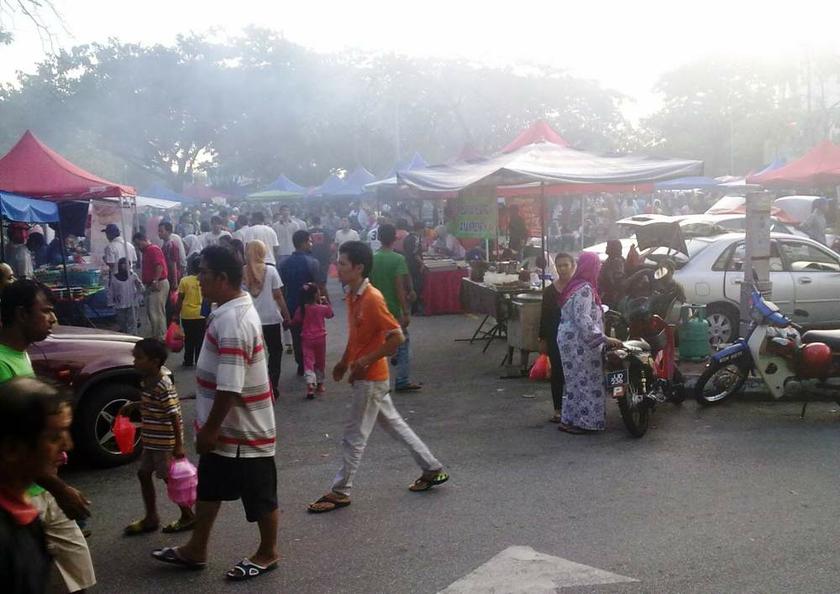 Bazar Ramadan sentiasa dikunjungi masyarakat pelbagai kaum dan agama. 