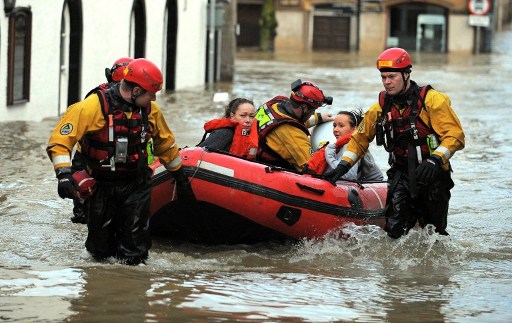 Emergency rescue workers use an inflatable boat to rescue flood stranded residents of Cockermouth, in Cumbria, north-west England, on November 20, 2009. u00e2u20acu201d AFP pic