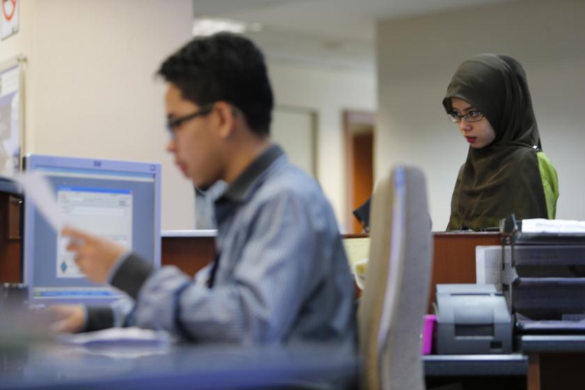 Malaysian government employees work inside the Land Puclic Transport Commission (SPAD) office in Putrajaya October 9, 2013. u00e2u20acu201du00c2u00a0Reuters pic