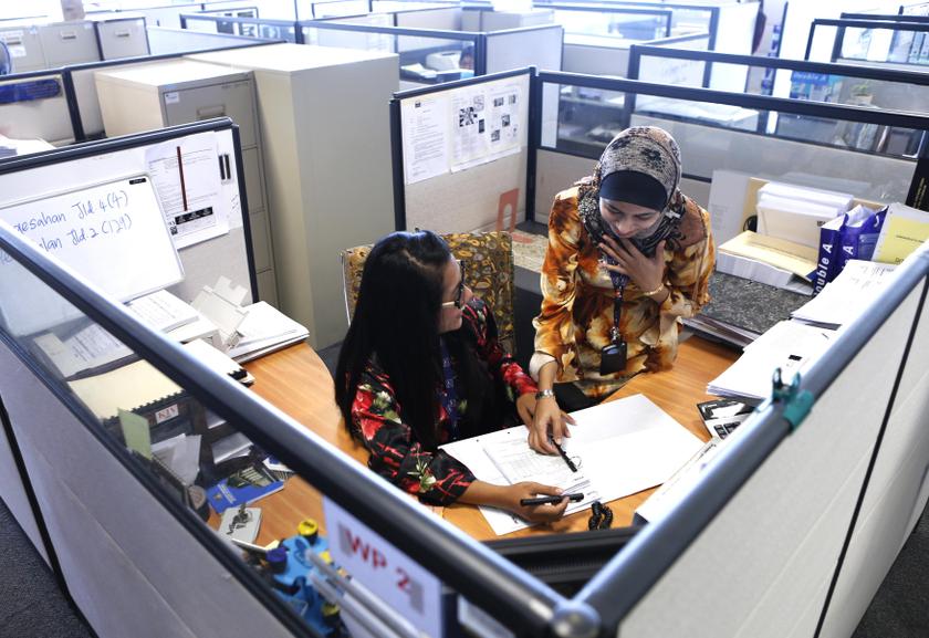 Malaysian government employees work inside the Land Puclic Transport Commission (SPAD) office in Putrajaya October 9, 2013. u00e2u20acu201du00c2u00a0Reuters pic
