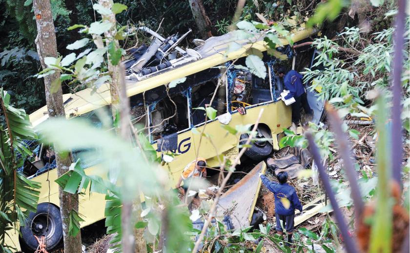 The all-too-familiar scene of bus crashes u00e2u20acu02dcre-enactedu00e2u20acu2122 at Genting Highlands on August 21, 2013. u00e2u20acu201d The Malay Mail pic