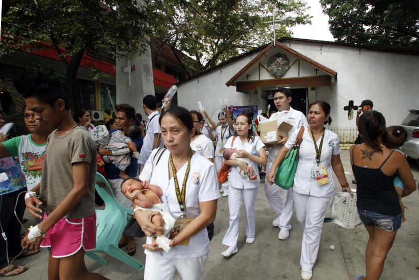 Hospital patients are evacuated after an earthquake struck Cebu city, in central Philippines October 15, 2013. A strong earthquake measuring 7.2 struck islands popular with tourists in the Philippines on Tuesdayu00cbu02dcu00c2u00a0u00e2u20acu201du00c2u00a0Reuters pic