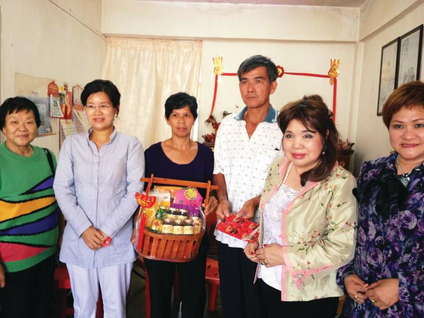 Chee Gaik Yapu00e2u20acu2122s parents u00e2u20acu201d mother Lim Kim Nai (third from left) and father Chee Ah Sau (third from right) u00e2u20acu201d receiving a cheque for RM10,000 and herbal products hamper from an NGO recently. u00e2u20acu201d Picture from The Malay Mail