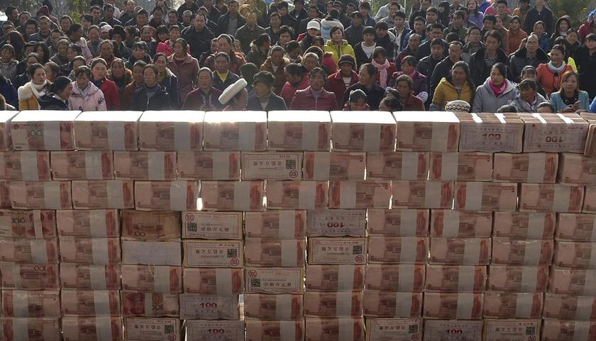 Villagers wait to collect their year-end bonus at Jianshe village, Liangshan, Sichuan province, January 14, 2014. u00e2u20acu201d Reuters pic
