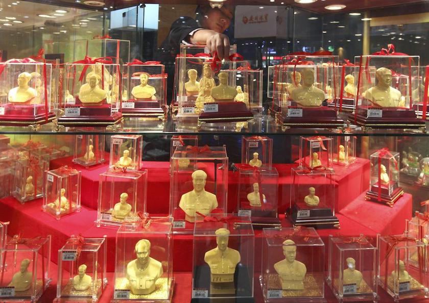 A vendor places a gold statue featuring late Chinese leader Mao Zedong at a gold store in Xiangtan, Hunan province in this December 26, 2009 file photo. u00e2u20acu201d Reuters pic