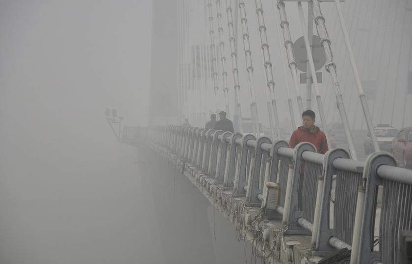 People walk on a bridge during a smoggy day in Jilin, Jilin province, October 21, 2013. u00e2u20acu201d Reuters pic
