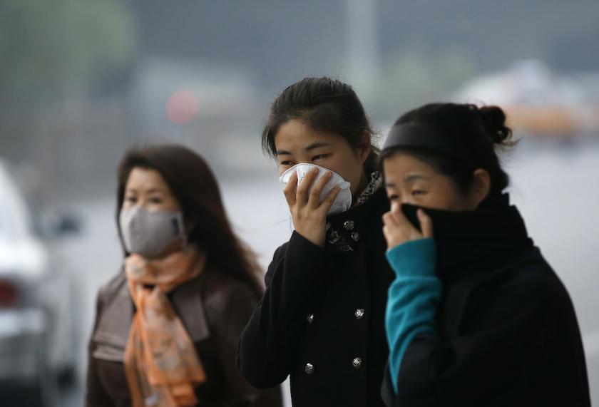 Women wear masks while waiting for bus during a smoggy day in Beijing, October 28, 2013. u00e2u20acu201d Reuters pic