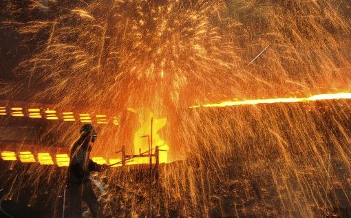 A labourer works at a steel factory in Dalian, Liaoning province December 4, 2012. u00e2u20acu201d Reuters pic