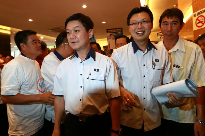 Datuk Chua Tee Yong arriving at the MCA building in Kuala Lumpur on December 16, 2013 for the MCA, Youth and Wanita nominations. — Picture by Saw Siow Feng