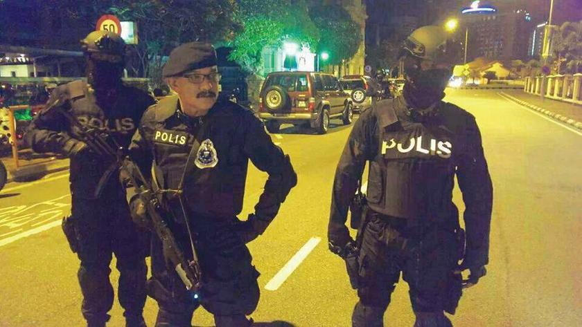 Penang CPO Datuk Abdul Rahim Hanafi (centre) joins Special Forces personnel during Ops Cantas recently. u00e2u20acu201d The Malay Mail pic