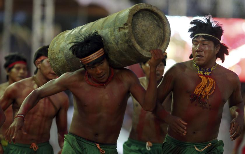 Members of Brazilian indigenous ethnic group Kraho compete in a relay race carrying tree trunks during the XII Games of the Indigenous People in Cuiaba November 13, 2013. u00e2u20acu201d Reuters pic