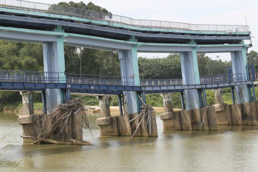 A view of the busted dam in Pengkalan Nangka, Kuala Besut which has affected water supply to padi farmers. u00e2u20acu201d Picture by Saw Siow Feng