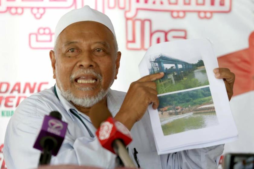 Abu Bakar explaining the problem padi farmers are facing as a result of the busted dam in Pengkalan Nangka, Kuala Besut.