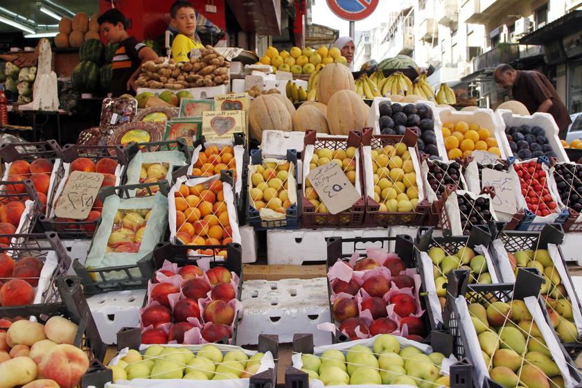 Fruits are displayed for sale at Al-Shaalan market a day before the fasting month of Ramadan in Damascus July 9, 2013. u00e2u20acu201d Reuters pic
