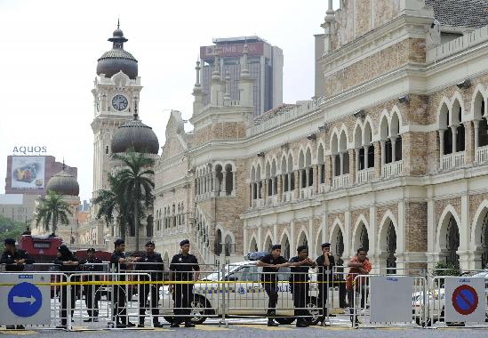 Police erect barricades at Dataran Merdeka before the u00e2u20acu02dcTurunu00e2u20acu2122 anti-price hike rally in Kuala Lumpur December 31, 2013. u00e2u20acu201d AFP pic