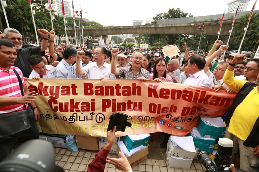 More than 20,000 objection letters against the planned assessment rate hike were delivered by protestors to DBKL in Kuala Lumpur December 16, 2013. u00e2u20acu201d Picture by Saw Siow Feng