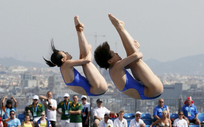 China's Wu Minxia and Shi Tingmao perform a dive at the women's synchronised 3m springboard preliminary during the World Swimming Championships at the Montjuic municipal pool in Barcelona July 20, 2013.