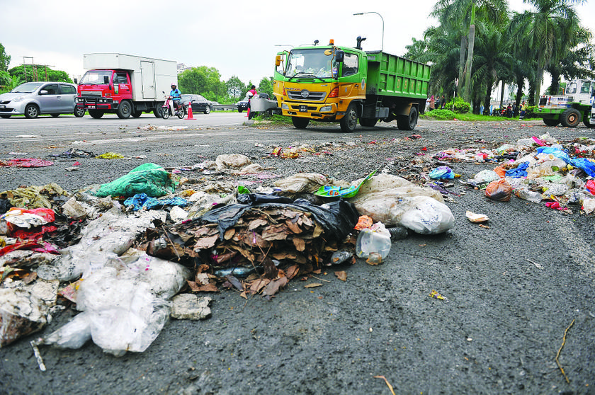 The rubbish left by the contractors along the Middle Ring Road 2 after the closure of the transfer station. 