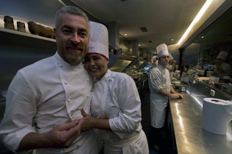 Brazilian chef Alex Atala (L) in the kitchen of his D.O.M. restaurant in Sao Paulo, Brazil, November 13, 2013 AFP pic