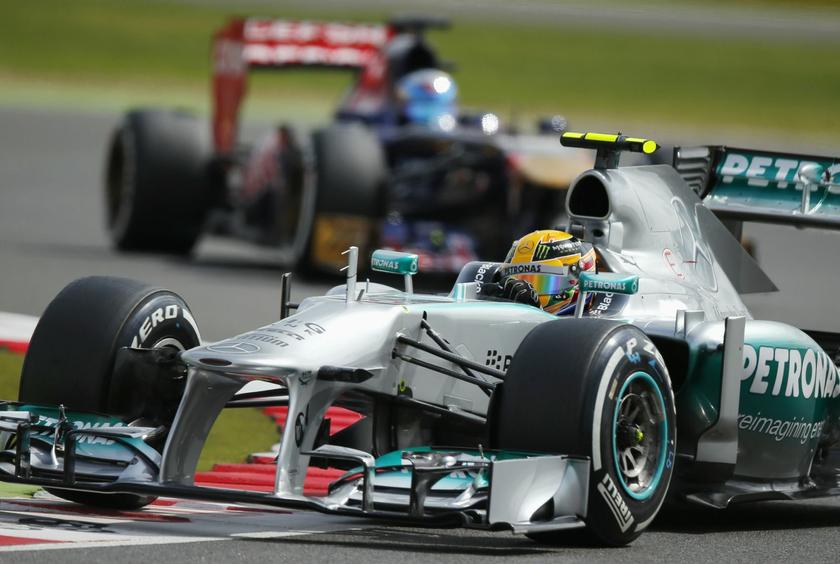 Mercedes Formula One driver Lewis Hamilton of Britain in final practice on his way to pole at the British Grand Prix at the Silverstone Race circuit, central England, June 29, 2013. 
