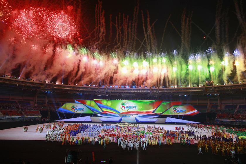 Fireworks explode during the closing ceremony of the 27th SEA Games in Naypyitaw December 22, 2013. u00e2u20acu201d Reuters pic