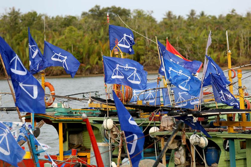 Barisan Nasional (BN) takes to the sea as fishermen decorate their boats with BN flags in Kampung Nail, Kuala Besut on July 16, 2013. u00e2u20acu201d Picture by Saw Siow Feng