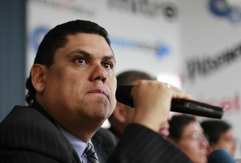 Carlos Mendez (L), head of El Salvador's Football Federation (FESFUT)announces suspension of 22 players in San Salvador August 21, 2013