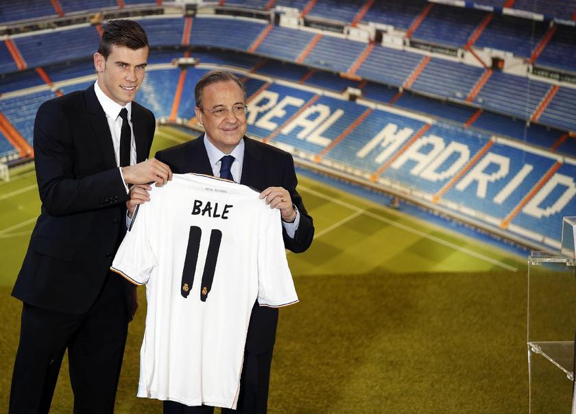 Gareth Bale (L) of Wales holds his new Real Madrid soccer club jersey with club president Florentino Perez at the Santiago Bernabeu stadium in Madrid September 2, 2013