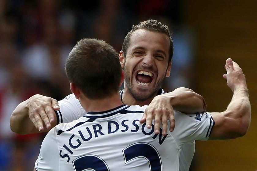 Tottenham Hotspur's Roberto Soldado (R) celebrates with team mate Gylfi Sigurdsson after scoring a penalty against Crystal Palace during their English Premier League soccer match at Selhurst Park in London August 18, 2013