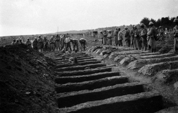 German soldiers digging graves ahead of the battle to come in Somme in the summer of 1916. u00e2u20acu201d AFP pic