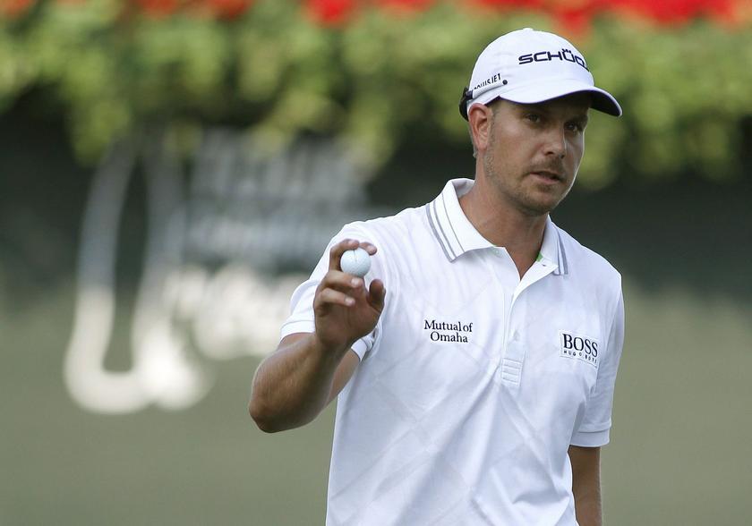 Henrik Stenson of Sweden waves to the gallery as he completes his round on the 18th green during the first round of the Tour Championship golf tournament at East Lake Golf Club in Atlanta, Georgia September 19, 2013 Reuters pic