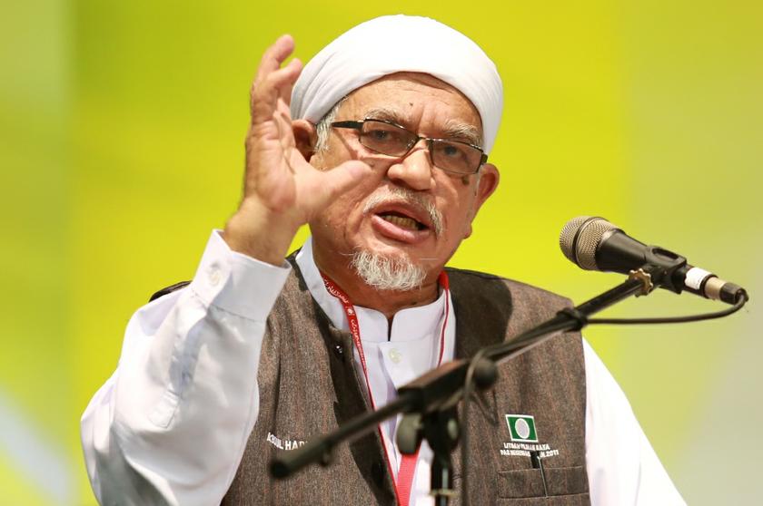 Datuk Seri Abdul Hadi Awang speaking on the final day of the PAS Muktamar in Shah Alam, November 24, 2013.u00e2u20acu201d  Picture by Saw Siow Feng