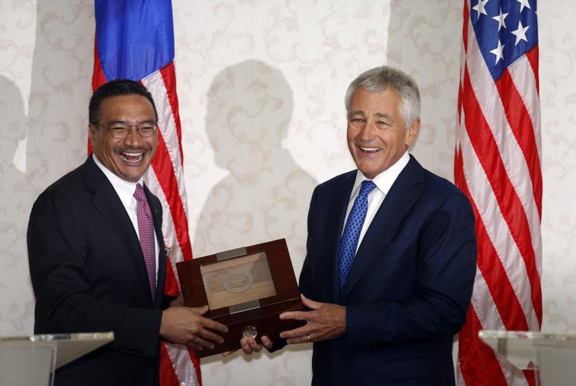 US Defence Secretary Chuck Hagel and Malaysia's Defence Minister Datuk Seri Hishammuddin Hussein share a moment as they exchange gifts after their news conference in Kuala Lumpur August 25, 2013.u00c2u00a0u00e2u20acu201c Reuters pic