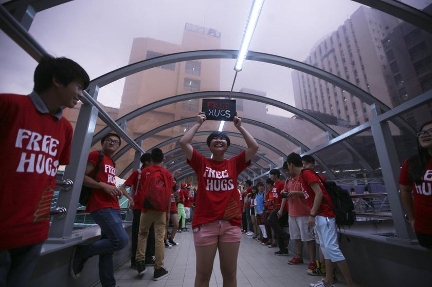 Youths wait to give out free hugs to passing pedestrians, ahead of Christmas day celebrations, in Kuala Lumpur December 24, 2013.u00c2u00a0u00e2u20acu201d Reuters pic