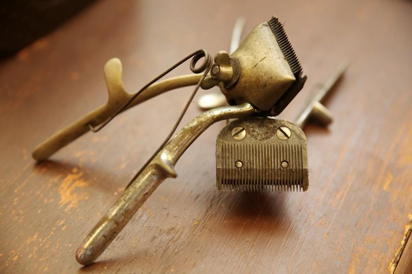 An old-school, manual clipper.