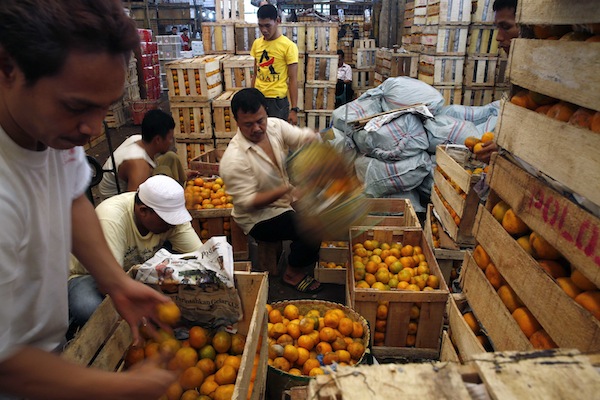 Workers sort out oranges at the Kramat Jati vegetable and fruit market in Jakarta September 6, 2013. u00e2u20acu201d Reuters pic
