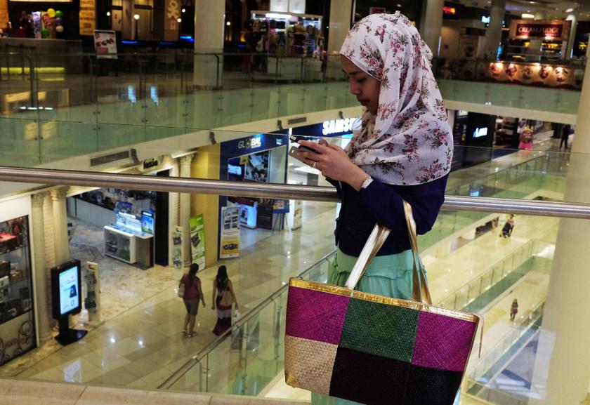 An Indonesian woman uses her phone at a mall in Jakarta, Sept 4, 2013. u00e2u20acu201d Reuters pic