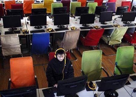 A customer uses a computer in an Internet cafe at Changzhi, China on January 25, 2010. u00e2u20acu201d Reuters pic
