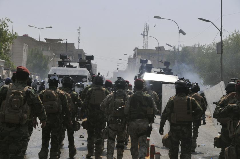 Members of the Iraqi security forces clash with protesters during a demonstration in Nasiriyah city, 375 km south of Baghdad, August 31, 2013. u00e2u20acu201c Reuters pic